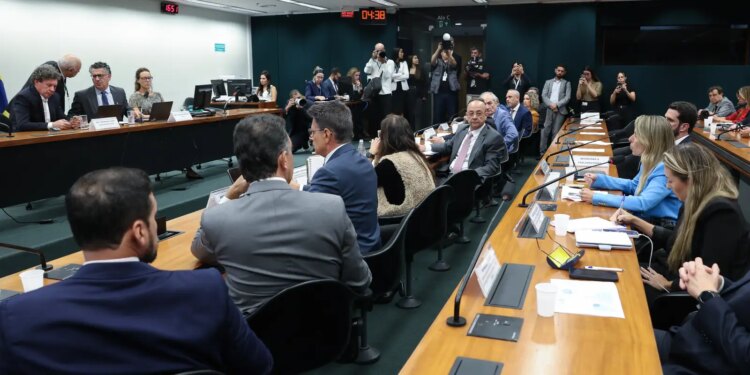 Pedido de vista adia votação da PEC do fim da escala 6X1