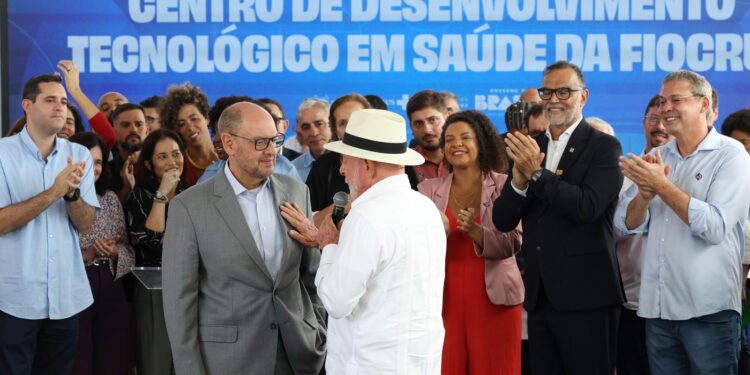 Lula pede que governador do RJ trabalhe para prender milicianos