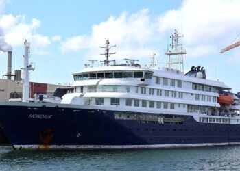 Capitão de navio com surto de hantavírus deixa a embarcação