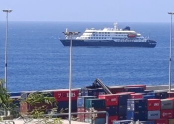 Passageiros começam a deixar navio onde houve surto de hantavírus