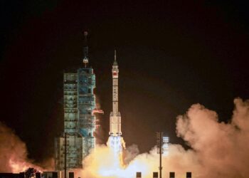 China envia astronauta para missão espacial de um ano