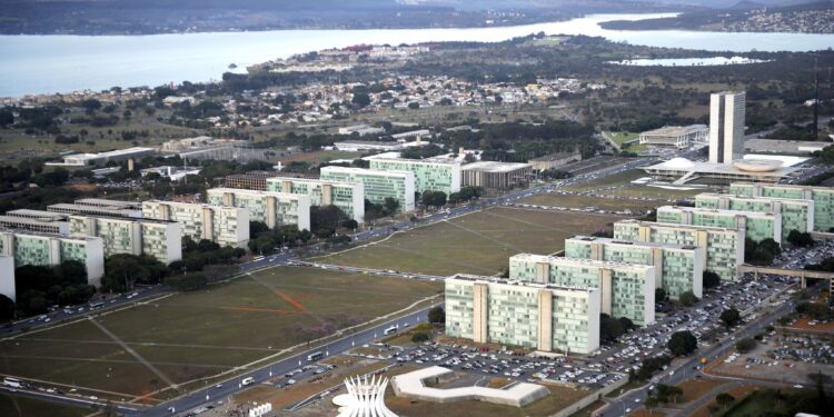 Após subir impostos nos últimos anos, governo estima nível recorde para a arrecadação em 2026