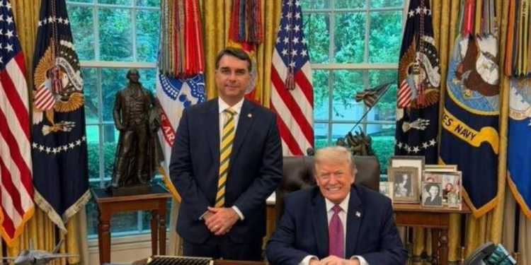 Flávio Bolsonaro é recebido por Donald Trump em encontro na Casa Branca