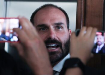 PGR pede ao Supremo condenação de Eduardo Bolsonaro por coação
