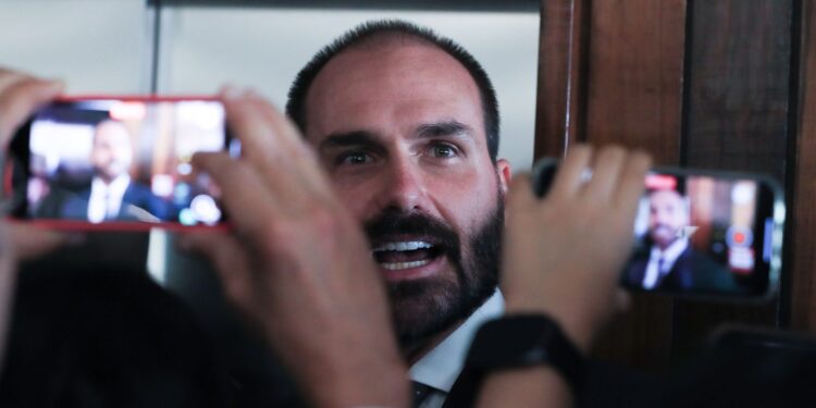 PGR pede ao Supremo condenação de Eduardo Bolsonaro por coação