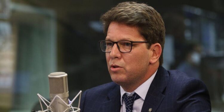 Ex-assessora que denuncia rachadinha recebeu R$ 237 mil em gabinete de Mario Frias