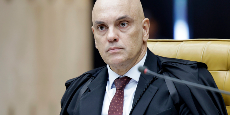 Aliados de Flávio Bolsonaro articulam nos EUA retomada de sanções contra Alexandre de Moraes
