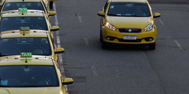 Governo publica MP que destina R$ 30 bi a taxistas e motoristas de app