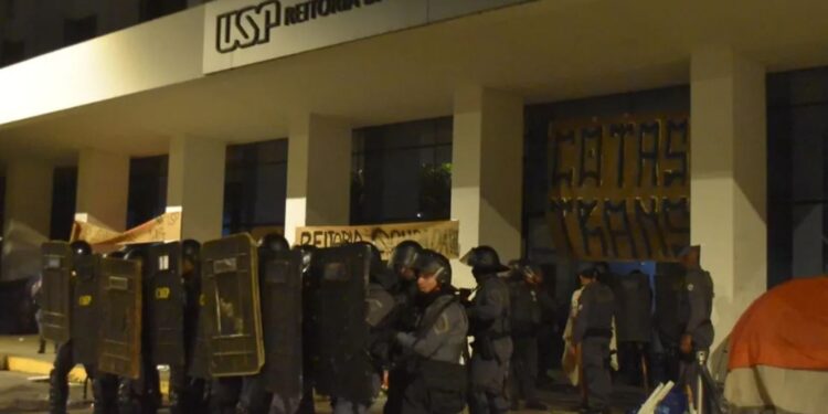 Vereadores provocam universitários em SP e ato tem confronto