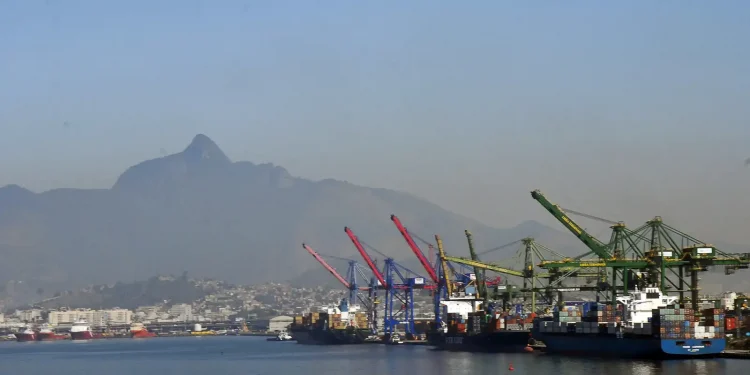 Superávit comercial cresce 10,8% em maio puxado por soja e cobre