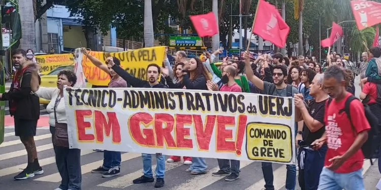 Em greve, servidores da Uerj apresentam demanda ao governo do RJ